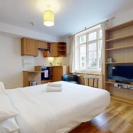 Rent this studio apartment on 40 Cartwright Gardens in London, WC1H 9EH