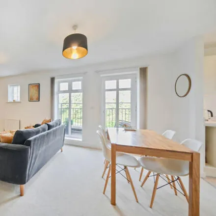 Image 2 - Beacon Crescent, Hindhead, GU26 6UG, United Kingdom - Apartment for sale