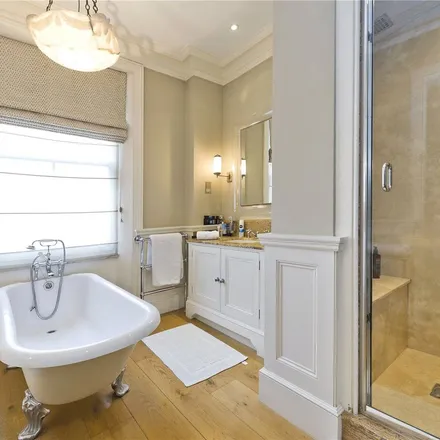 Rent this 4 bed apartment on 32 Saint Lawrence Terrace in London, W10 5UF