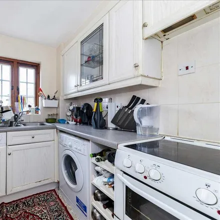 Image 4 - Selhurst Close, London, SW19 6AZ, United Kingdom - Apartment for rent