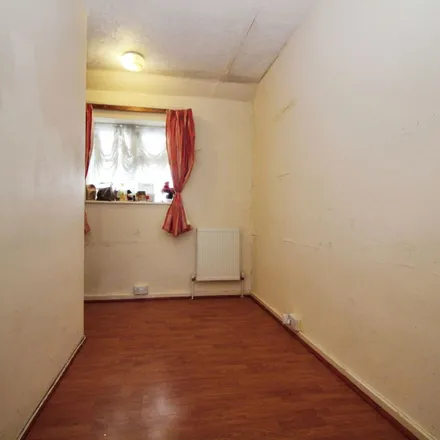 Image 4 - Sugden Way, London, IG11 0NJ, United Kingdom - Apartment for rent