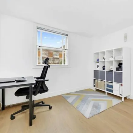 Image 5 - Tracy House, Bow Road, London, E3 4PP, United Kingdom - Apartment for sale