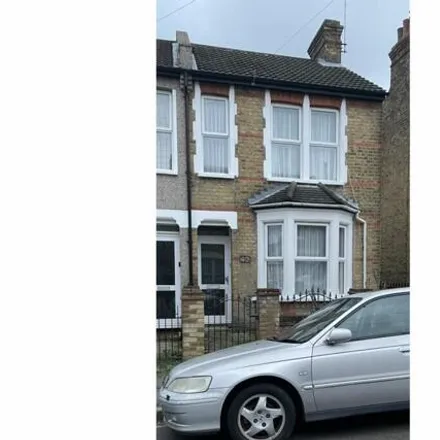 Buy this 3 bed duplex on Southsea Avenue in Leigh on Sea, SS9 2AX