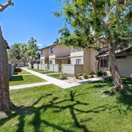 Buy this studio house on 827 Quail Lane in Quailwood, Bakersfield