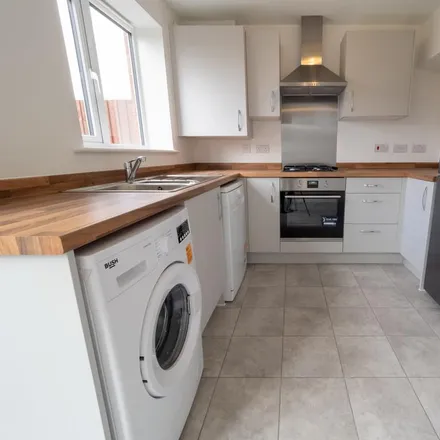 Image 2 - Spring Meadows, Darwen, BB3 3FX, United Kingdom - Townhouse for rent