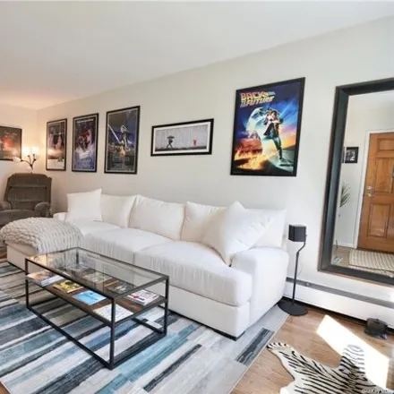 Image 3 - 24L Madison Park Gdns Unit 24L, Port Washington, New York, 11050 - Apartment for sale