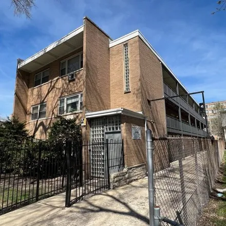 Image 2 - 7635 South Coles Avenue, Chicago, IL 60649, USA - House for sale