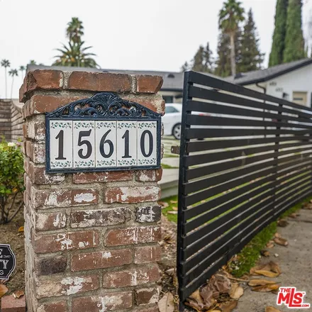 Buy this 2 bed townhouse on 16401 Moorpark Street in Los Angeles, CA 91436