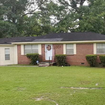 Buy this 3 bed house on 1301 Fairlane Drive in Fairlane, Dothan