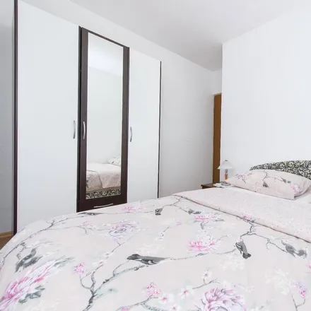 Rent this 6 bed house on Croatia osiguranje in Ulica Hrvatskih branitelja, 21215 Grad Kaštela