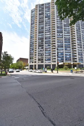 Image 1 - Lake Park Plaza, 3930 North Pine Grove Avenue, Chicago, IL 60613, USA - House for sale