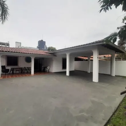 Rent this 5 bed house on Posto Canasvieiras in Avenida das Nações, Canasvieiras