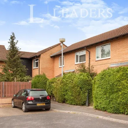 Rent this 3 bed townhouse on 7 Kaldor Court in Cambridge, CB4 2XB