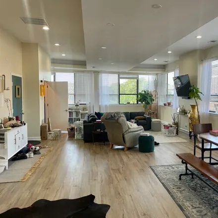 Rent this 2 bed apartment on 1501 W Fullerton Ave