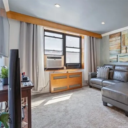 Image 3 - 32-22 92nd Street, New York, NY 11369, USA - Apartment for sale