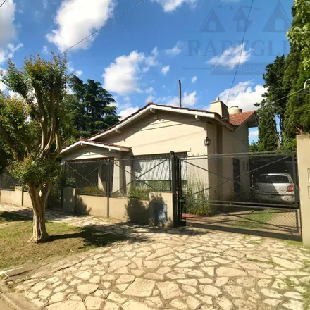 Buy this studio house on Fernando Ochoa in B1852 GAU Burzaco, Argentina