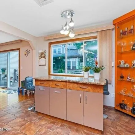 Image 7 - 53 Oceanic Avenue, New York, NY 10312, USA - House for sale