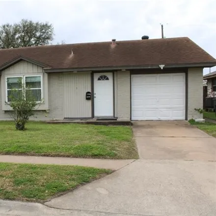 Rent this 3 bed house on 2421 Pine Street in Galveston, TX 77551