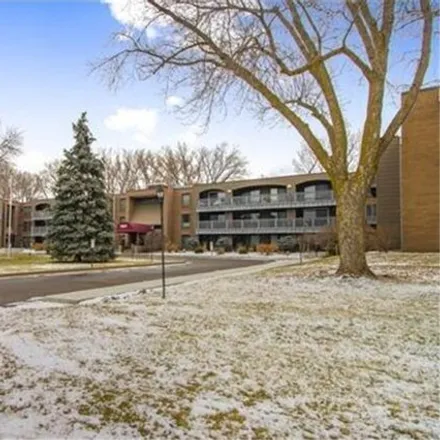 Buy this 1 bed condo on 2875 Huron Street in Roseville, MN 55113