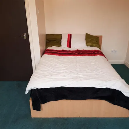 Rent this 4 bed room on London Road cycle path in Leicester, LE2 0QD