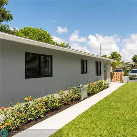 Image 3 - 908 Northeast 23rd Drive, Coral Estates, Wilton Manors, FL 33305, USA - Duplex for rent