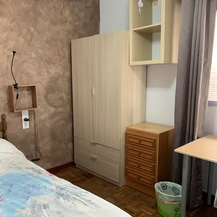 Rent this 3 bed room on Madrid in Calle de Francisco de la Fuente, 7