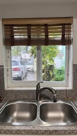 Image 6 - 1574 West 73rd Street, Hialeah, FL 33014, USA - Townhouse for sale