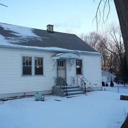 Rent this 3 bed house on 1524 Superior Street in Aurora, IL 60505