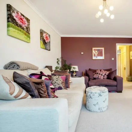 Image 2 - White Court, 7-12 Thornton Close, Guildford, GU2 9XE, United Kingdom - House for sale