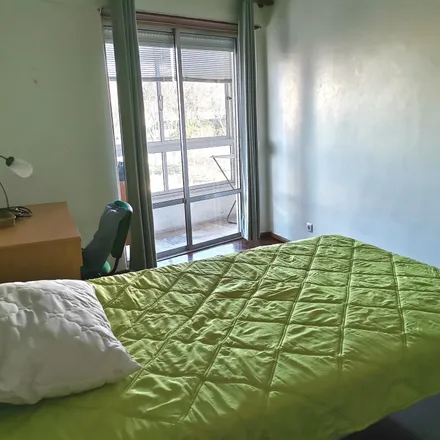 Rent this 3 bed room on Instituto Português Oncologia de Lisboa Francisco Gentil in Rua Professor Lima Basto, 1099-023 Lisbon