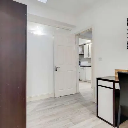 Rent this 3 bed apartment on Trust Money Transfer in 375 Edgware Road, London