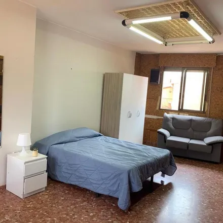 Rent this 5 bed apartment on Bar Dina in Avenida Doctor Clará, 12001 Castelló de la Plana