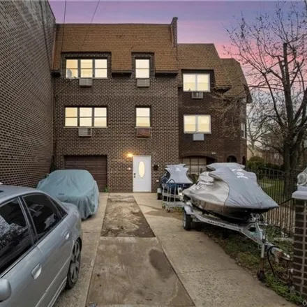 Buy this 7 bed house on 3051 Lawton Avenue in New York, NY 10465