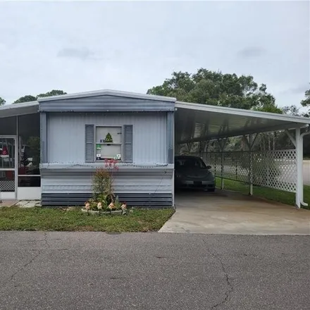 Buy this studio apartment on 98 Pine Aire Circle in Highlands County, FL 33852