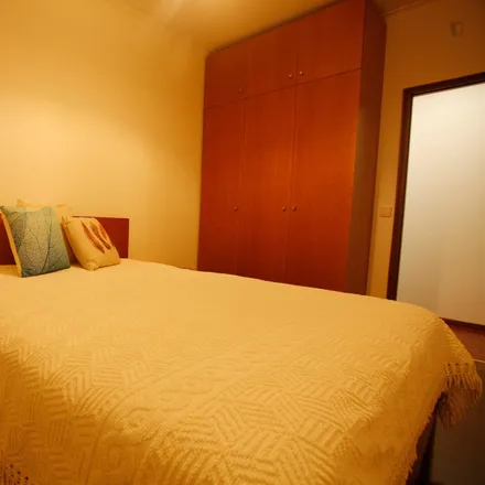 Rent this 3 bed room on Mercearia Manuel Macedo in Rua de Martim Moniz, 4100-186 Porto