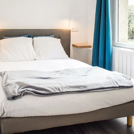 Rent this 2 bed house on La Chapelle-sur-Loire in Place de la Gare, 37140 La Chapelle-sur-Loire