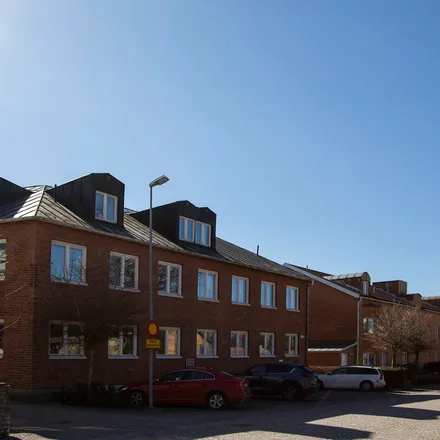 Rent this 2 bed apartment on Sankt Nicolai kyrkoruin in Allandersgatan, 532 31 Skara
