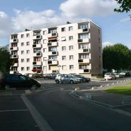 Rent this 5 bed apartment on 18 Rue du Massif Central in 94800 Villejuif, France