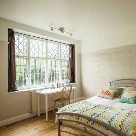 Rent this 5 bed room on Lyndale Avenue in Childs Hill, London