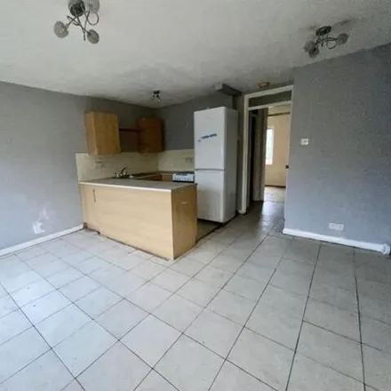 Image 3 - 247 Copperfield, Grange Hill, Chigwell, IG7 5JH, United Kingdom - Apartment for sale