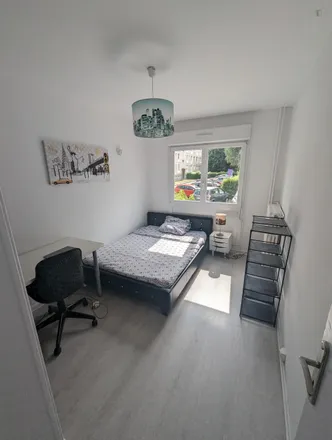 Rent this 3 bed room on 1 Allée Antoine Watteau in 59260 Hellemmes-Lille, France