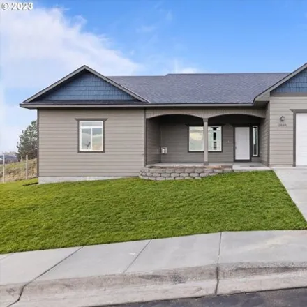 Buy this 4 bed house on 1849 Ne 8th St in Hermiston, Oregon