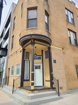Buy this studio house on 802 North Leavitt Street in Chicago, IL 60647