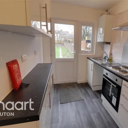 Rent this 3 bed townhouse on Foxdell Primary School (Infant Site) in Dallow Road, Luton