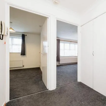 Image 9 - Delivery Office, Abbs Cross Gardens, London, RM12 4XJ, United Kingdom - Apartment for sale
