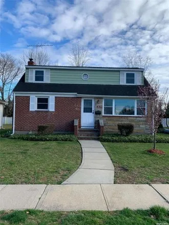 Rent this 4 bed house on 25 Lewis Lane in Syosset, NY 11791
