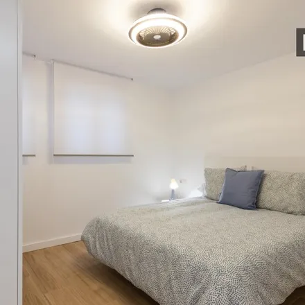 Rent this 4 bed room on Carrer del Comte de Lumiares in 40, 46019 Valencia