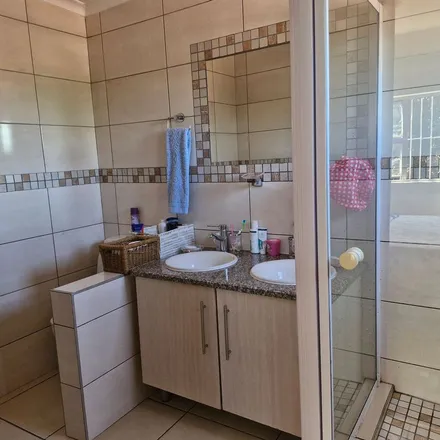 Rent this 1 bed apartment on Valley Road in Jacanlee, Johannesburg
