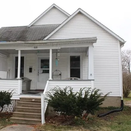 Buy this 2 bed house on 642 North Long Street in Shelbyville, IL 62565