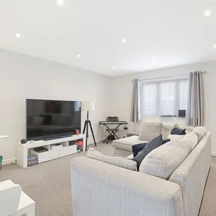 Rent this 3 bed apartment on Stoneycroft Road in London, IG8 8ED